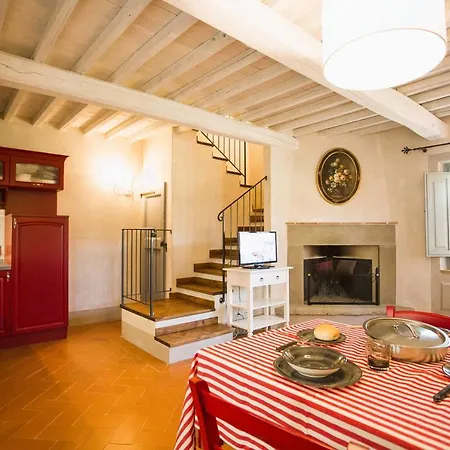 With Swimming Pool Surrounded By Greenery Just 20 Minutes From Arezzo 菲博基堡