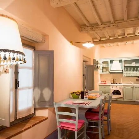 With Swimming Pool Surrounded By Greenery Just 20 Minutes From Arezzo 菲博基堡