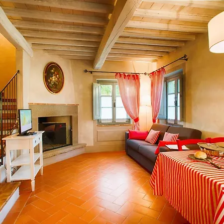 With Swimming Pool Surrounded By Greenery Just 20 Minutes From Arezzo 公寓式酒店