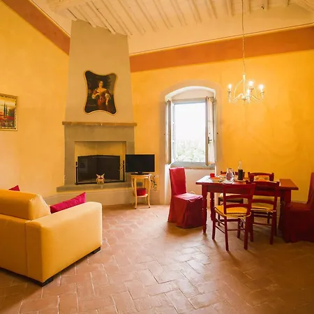 With Swimming Pool Surrounded By Greenery Just 20 Minutes From Arezzo 菲博基堡