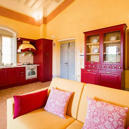 With Swimming Pool Surrounded By Greenery Just 20 Minutes From Arezzo 公寓式酒店 4*