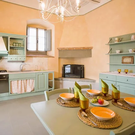 With Swimming Pool Surrounded By Greenery Just 20 Minutes From Arezzo 公寓式酒店