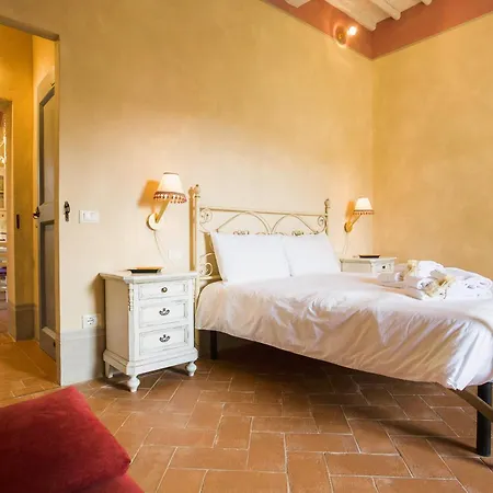 With Swimming Pool Surrounded By Greenery Just 20 Minutes From Arezzo 菲博基堡